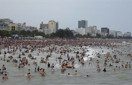 Sầm Sơn, Hải Tiến thu hút đông đảo du khách đầu kỳ nghỉ lễ