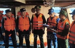 Bàn giao 2 tàu cá cùng 10 ngư dân gặp nạn cho lực lượng chấp pháp Trung Quốc