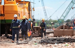 Nắng như đổ lửa, nhịp sống Hà Nội vẫn không ngừng chuyển động