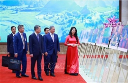 Hai Thủ tướng Việt Nam - Campuchia tham quan trưng bày ảnh về quan hệ hợp tác giữa hai nước