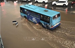 Giờ tan tầm mưa to, một số tuyến phố Hà Nội ngập úng