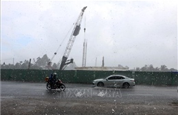 Dông lốc cuốn sập mái vòm chợ, hàng chục căn nhà bị tốc mái ở Cần Thơ