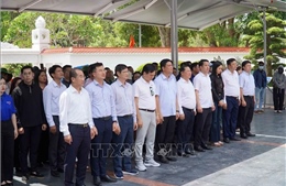 Đảng ủy Mặt trận Tổ quốc, các đoàn thể Trung ương dâng hương tại Ngã ba Đồng Lộc