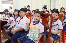 Từng bước thực hiện phổ cập sách giáo khoa miễn phí