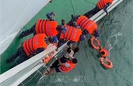Đã cứu được một trong ba người bị sóng cuốn trôi tại Sơn Trà