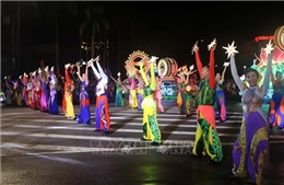 Nghệ An: Hàng nghìn người dân đội mưa hòa mình vào lễ hội Carnival rực rỡ sắc màu