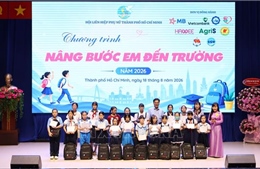 Trao 500 suất học bổng ‘Nâng bước em đến trường’