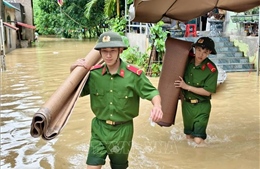 Hàng trăm cán bộ, chiến sĩ hỗ trợ người dân Bắc Ninh di dời ứng phó bão số 4