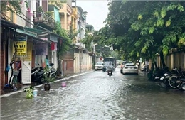 Bão số 4 tiếp tục đổi hướng, ít khả năng gây gió mạnh trên đất liền