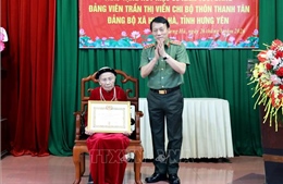 Đại tướng Lương Tam Quang trao tặng Huy hiệu cho đảng viên 80 năm tuổi Đảng