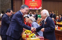 Tổng Bí thư, Chủ tịch nước Tô Lâm dự Lễ trao tặng Huy hiệu Đảng tại Đảng bộ thành phố Hà Nội