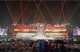 Đông đảo nhân dân, du khách đội mưa thưởng thức concert ‘Quảng Ninh - Thành phố rạng rỡ tương lai’