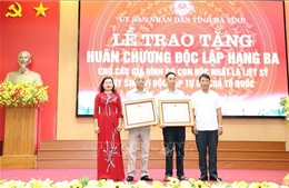 Trao Huân chương Độc lập hạng Ba tặng 2 gia đình có con độc nhất là liệt sĩ