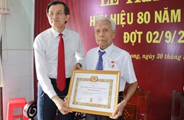 Trao Huy hiệu 80 năm tuổi Đảng cho hai đảng viên lão thành tại Vĩnh Long