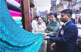 Phu nhân Tổng Bí thư, Chủ tịch nước Tô Lâm và Phu nhân Tổng thống Myanmar tham quan làng lụa Vạn Phúc