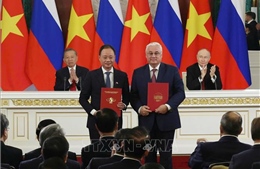 Tổng Bí thư, Chủ tịch nước Tô Lâm và Tổng thống Nga Vladimir Putin chứng kiến Lễ trao các văn kiện hợp tác giữa hai nước