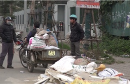 Bãi rác thải lớn, bốc mùi hôi thối trên đường Nguyễn Văn Huyên kéo dài 