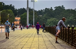 Người dân Thủ đô vẫn tập thể dục quanh quảng trường Ba Đình, bất chấp lệnh giãn cách xã hội