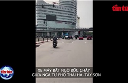 Xe máy bất ngờ bốc cháy khi đang lưu thông trên đường Hà Nội