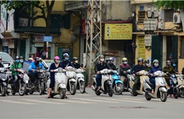 Người dân Thủ đô vẫn tụ tập trò chuyện, quên đeo khẩu trang và tràn ra đường