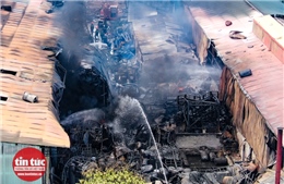 Khẩn trương làm rõ nguyên nhân vụ cháy kho hóa chất tại quận Long Biên