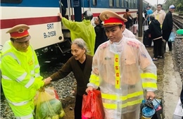 Cảnh sát giao thông tham gia khắc phục sự cố đường sắt do mưa lũ gây ra tại miền Trung