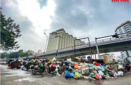 Đi tìm nguyên nhân rác ngập phố Yên Phụ, Hà Nội