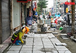 Người dân phố Khâm Thiên ‘méo mặt’ vì vỉa hè bị đào xới cuối năm
