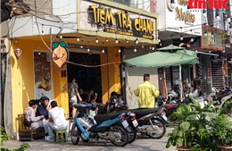 Nhiều hàng quán ở Hà Nội ‘ngoài đóng, trong mở’