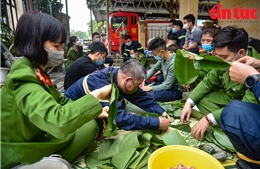 Lính cứu hoả quây quần gói bánh chưng đón Tết