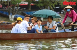 Nhiều người ‘quên’ khẩu trang khi đi lễ chùa Hương