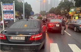 Hà Nội:  Tạm giữ hai xe Mercedes Benz cùng mang biển kiểm soát 30E-488.16