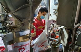 Bắc Giang: Khôi phục sản xuất, công nhân được chăm lo chu đáo