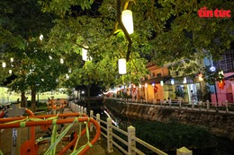 Tuyến đường ven hồ Trúc Bạch ‘lột xác’ với 200 chiếc đèn lồng và tranh bích hoạ phố cổ Hà Nội