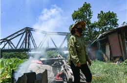 Dân xóm trọ cầu Long Biên vật lộn dưới cái nóng gay gắt gần 50 độ C