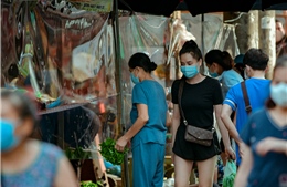 Hà Nội: Chợ dân sinh đầu tiên quây ni-lon phòng dịch COVID-19