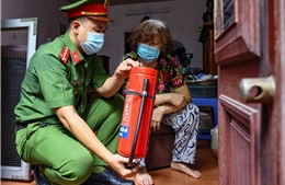 Hà Nội: Tặng bình cứu hoả, hướng dẫn PCCC cho nhiều hộ dân