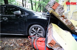 Bức tường đổ sập trong mưa đè bẹp 13 xe ô tô