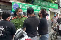  Phạt kịch khung hai vợ chồng gây rối tại chốt kiểm dịch COVID-19 ở Hà Nội