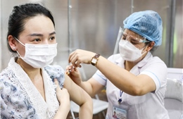 Lập &#39;bệnh viện dã chiến&#39; trong Nhà thi đấu Trịnh Hoài Đức để tiêm vaccine cho người dân