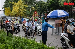 Đường phố Hà Nội đông đúc ngày đầu tuần sau lệnh siết chặt giấy đi đường