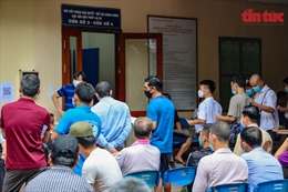 Người dân Hà Nội xếp hàng chờ cấp, đổi giấy phép lái xe 
