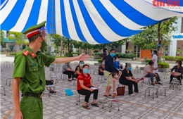 Cận cảnh các trạm y tế lưu động tại Hà Nội chống dịch COVID-19
