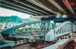 Cận cảnh công trình thi công cầu vòm sắt vượt hồ đầu tiên của Thủ đô 