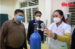 Xuyên đêm lắp ráp trạm y tế lưu động điều trị F0 tại Hà Nội 
