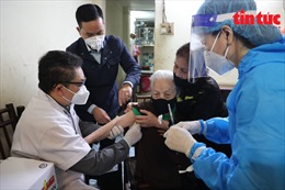 Hà Nội mở cao điểm tiêm vaccine xuyên Tết; Không gây khó khăn cho người dân về quê