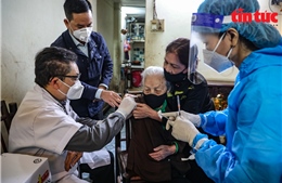 Tiêm vaccine tại nhà cho người già yếu tại Hà Nội