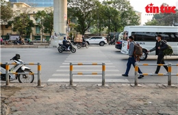 Hà Nội: Cắt bỏ nhiều đoạn rào chắn vỉa hè làm khó người đi bộ