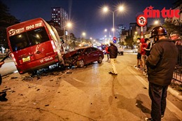 Hà Nội: Hiện trường vụ va chạm kinh hoàng giữa hai ô tô trong đêm