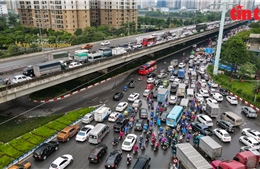 Hà Nội: Nhiều tuyến đường vành đai ùn tắc, người dân chôn chân trong mưa